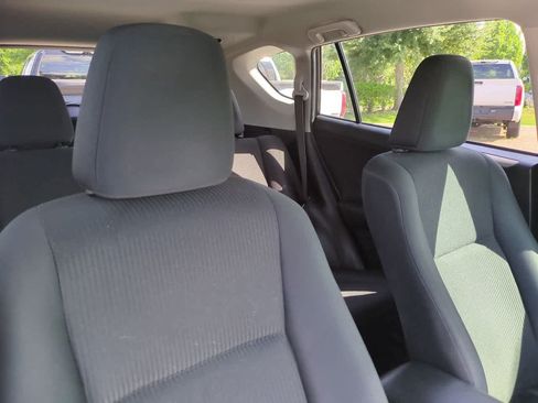 Used 2018 Toyota RAV4 LE FWD image 7