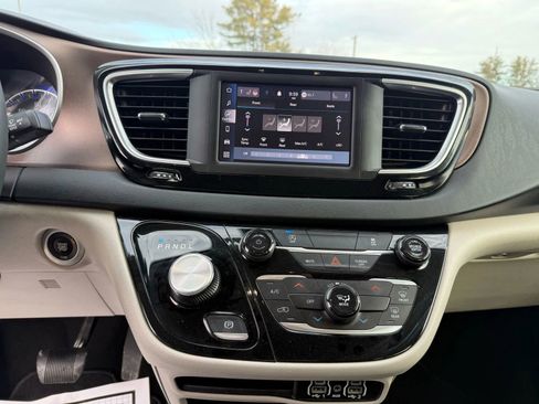 Used 2023 Chrysler Voyager LX image 31