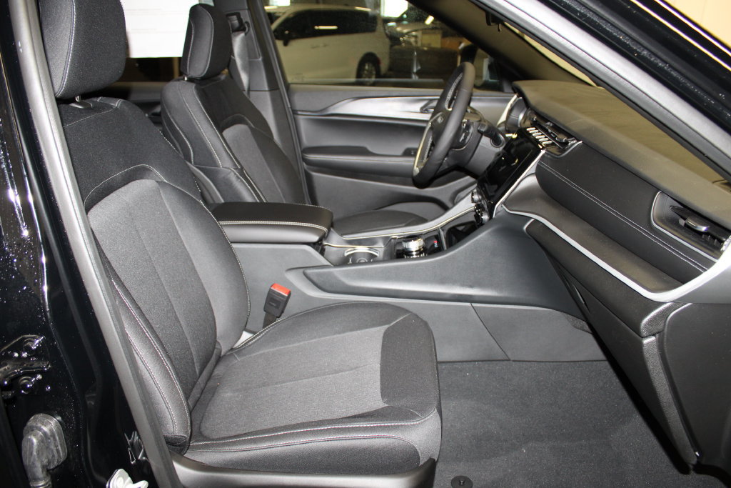 New 2025 Jeep Grand Cherokee Laredo w/ Luxury Tech Group I AWD/4WD image 28