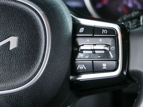 Used 2024 Kia Carnival EX FWD image 14