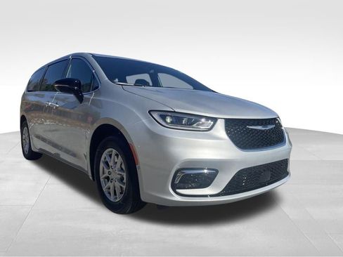 New 2026 Chrysler Pacifica Select FWD image 3