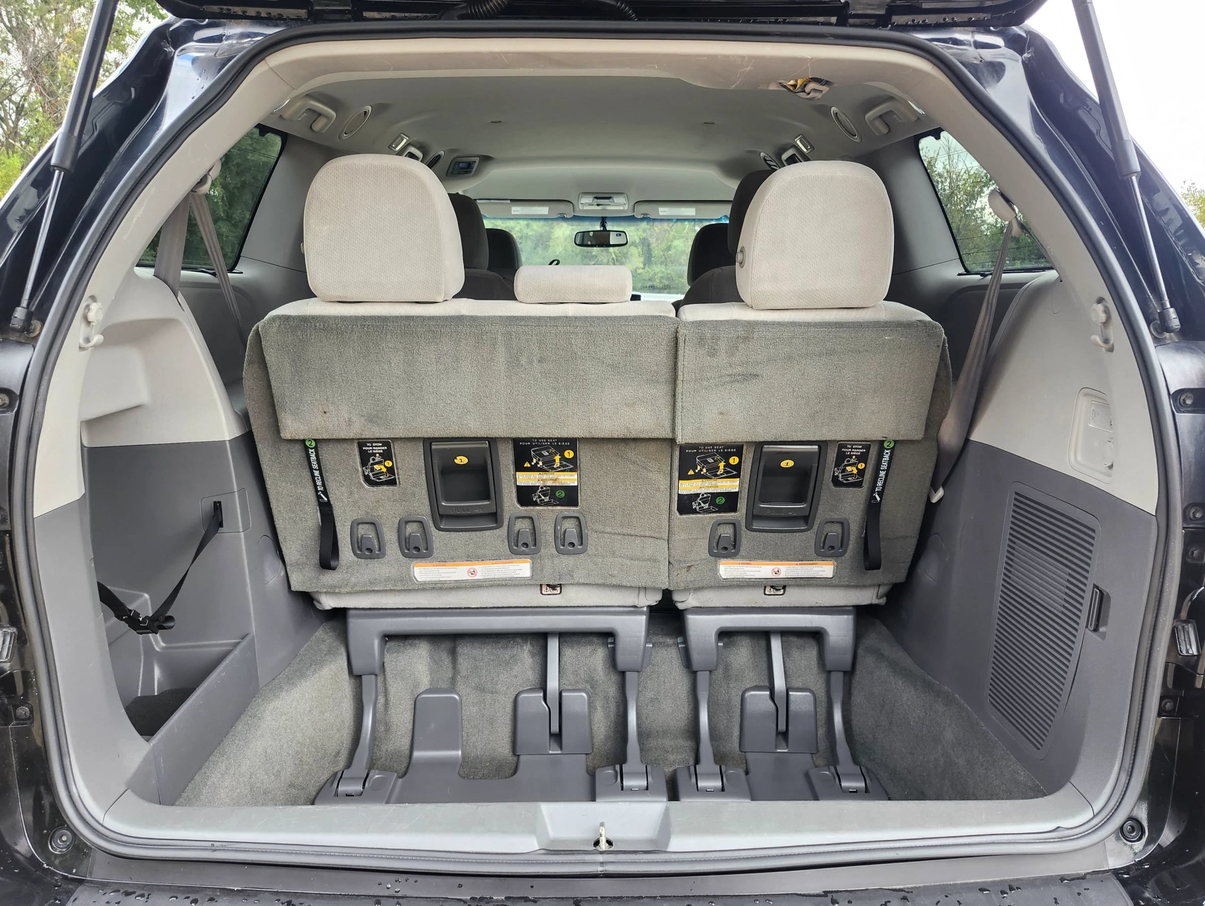 Used 2016 Toyota Sienna LE w/ Four Season Floor Mat Package FWD image 19