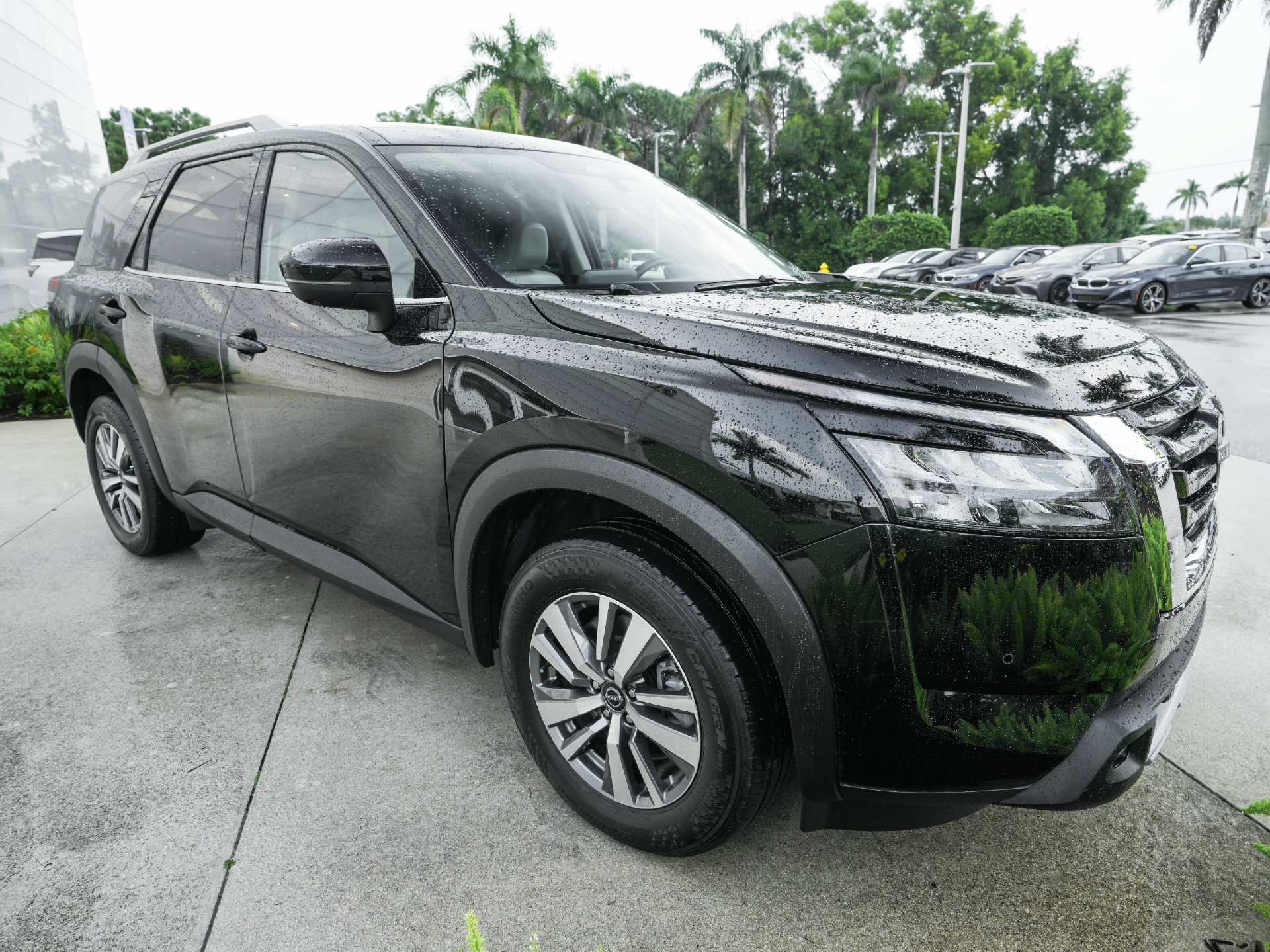 Used 2025 Nissan Pathfinder SL FWD image 32