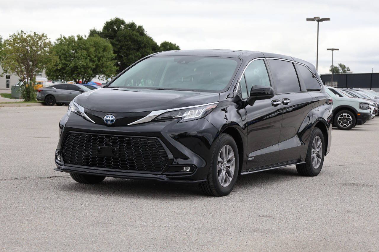 Used 2021 Toyota Sienna XLE FWD image 6