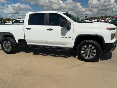 Used 2024 Chevrolet Silverado 2500 Custom w/ Custom Value Package image 9