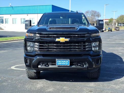 Used 2024 Chevrolet Silverado 2500 Custom w/ Custom Value Package image 2