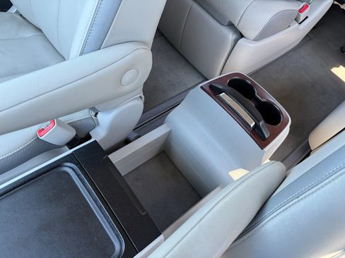 Used 2014 Toyota Sienna Limited w/ Limited Convenience Package FWD image 38