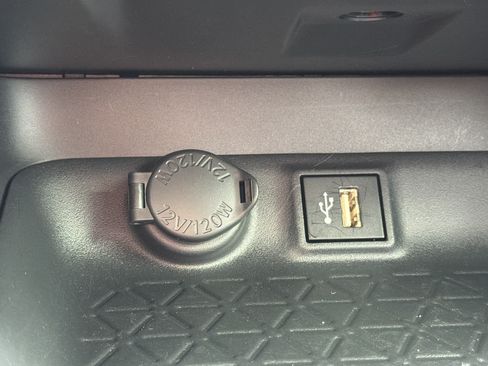 Used 2025 Toyota RAV4 XLE FWD image 9