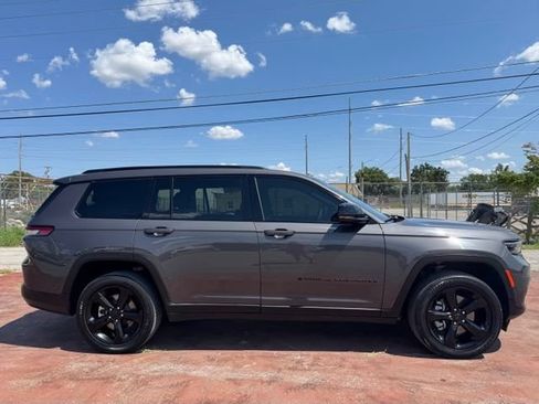 Used 2025 Jeep Grand Cherokee L Altitude AWD/4WD image 4