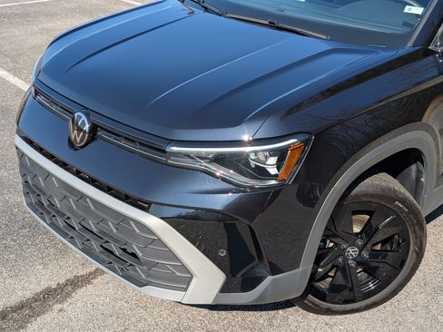 Used 2025 Volkswagen Taos SE w/ Black Wheel Package image 13