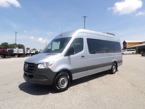 Used 2025 Mercedes-Benz Sprinter 2500 image 3