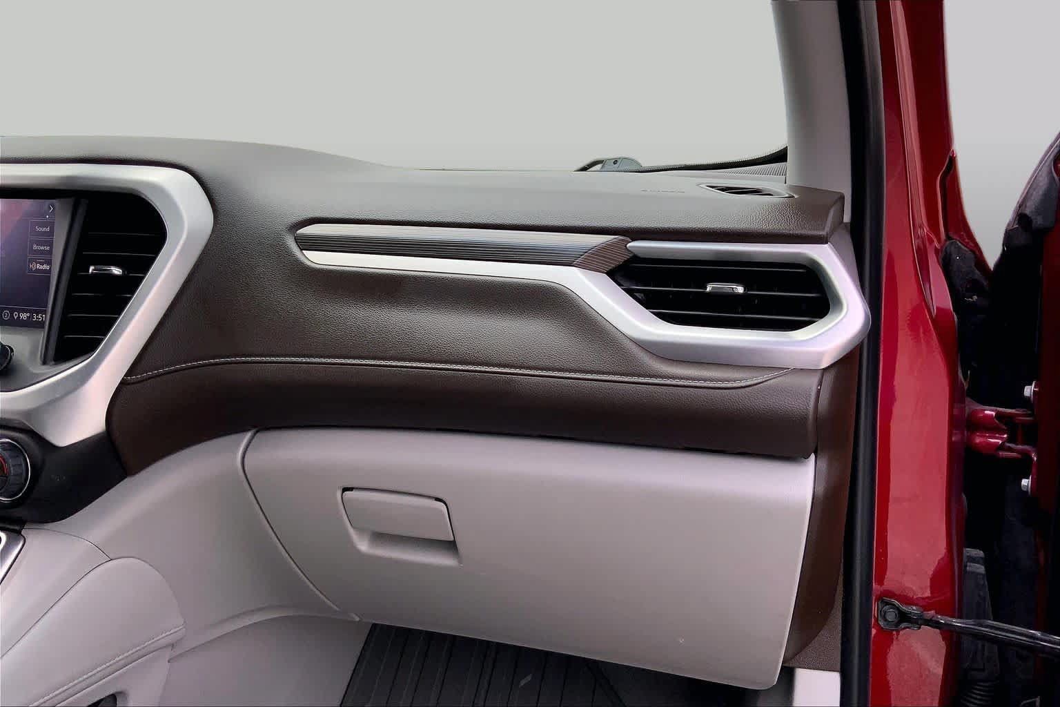 Used 2020 GMC Acadia SLT w/ Driver Alert Package II FWD image 18