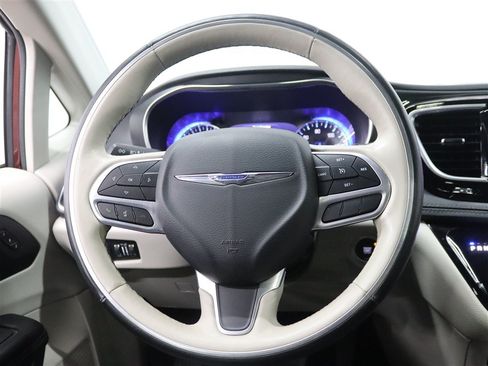 Used 2020 Chrysler Pacifica Limited FWD image 23