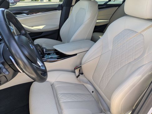 Used 2021 BMW 530i w/ Convenience Package RWD image 25