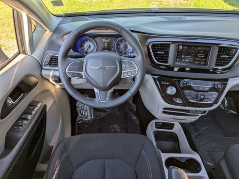 Used 2023 Chrysler Voyager LX image 19