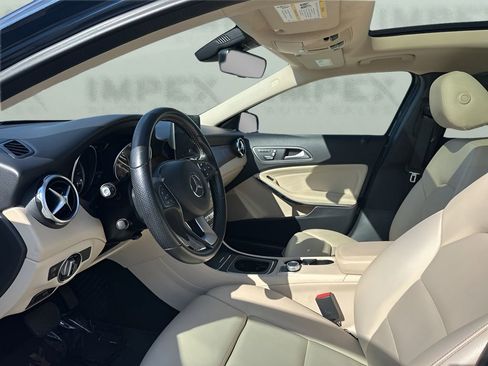 Used 2020 Mercedes-Benz GLA 250 4MATIC w/ Premium Package image 9