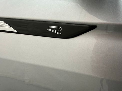 Used 2024 Volkswagen Tiguan SE R-Line image 7