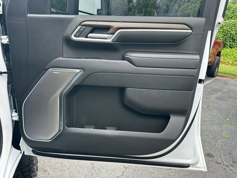 Used 2024 Chevrolet Silverado 2500 High Country w/ High Country Premium Package AWD/4WD image 15