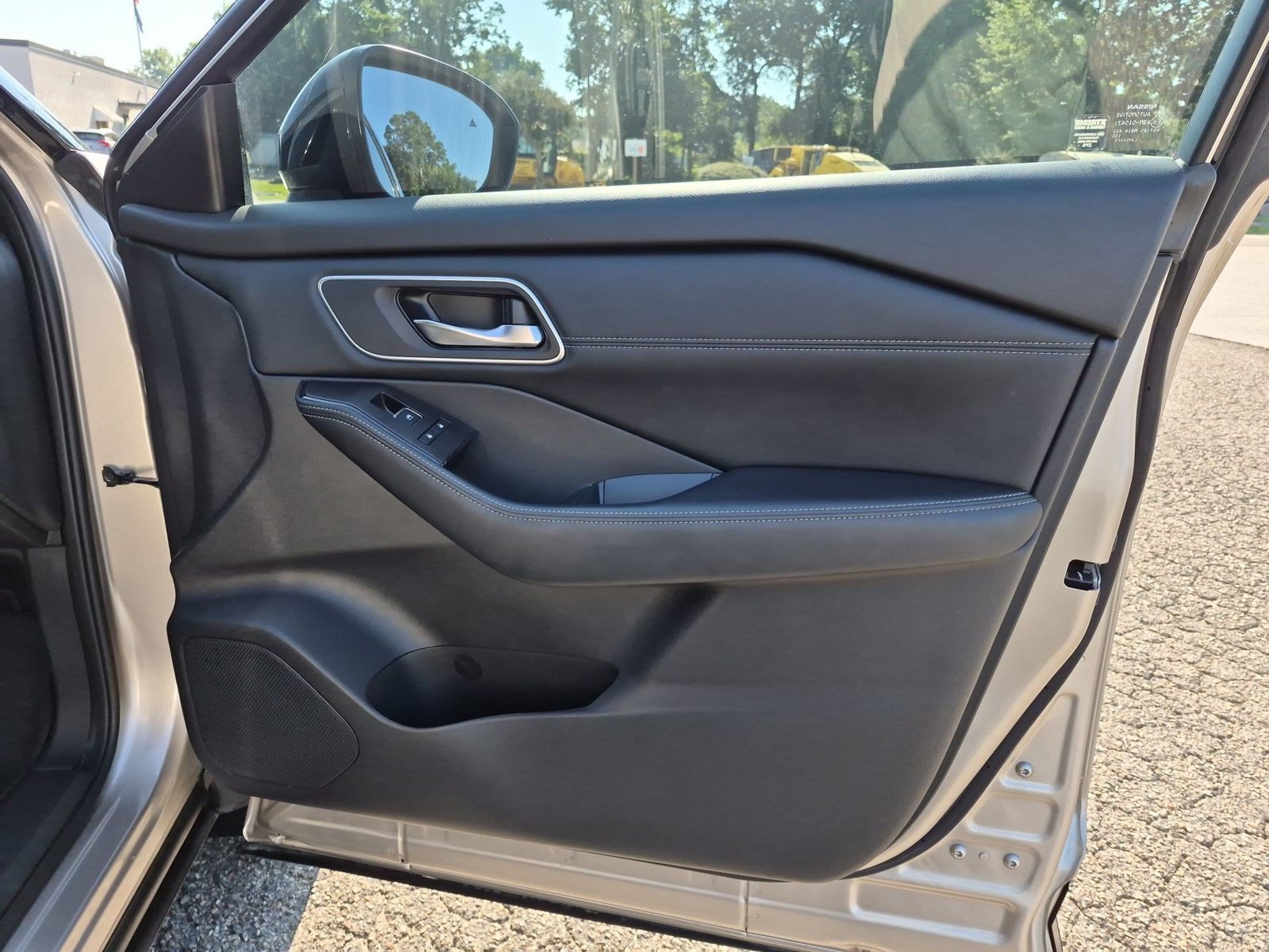 Used 2025 Nissan Rogue Platinum FWD image 28