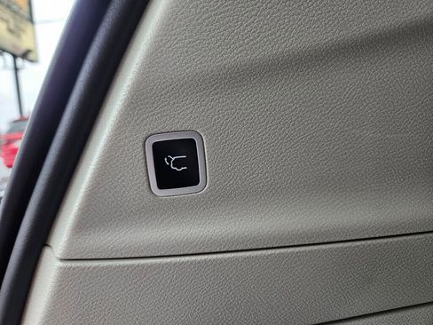 Used 2020 Chrysler Pacifica Touring image 19