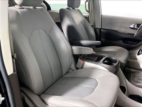 Used 2017 Chrysler Pacifica Touring Plus FWD image 7