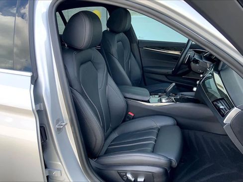 Used 2021 BMW 530i w/ Premium Package image 9