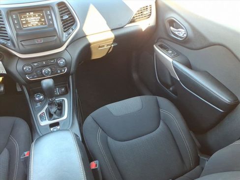 Used 2017 Jeep Cherokee Latitude image 17
