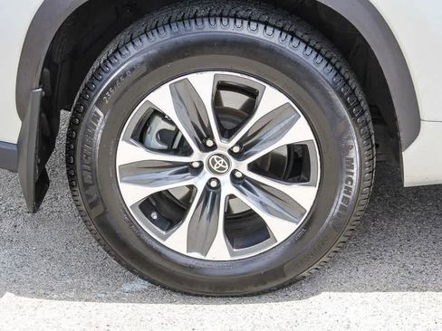 Used 2021 Toyota Highlander XLE AWD/4WD image 10