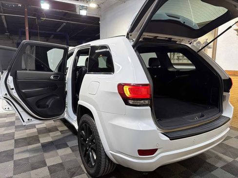 Used 2017 Jeep Grand Cherokee Altitude image 13