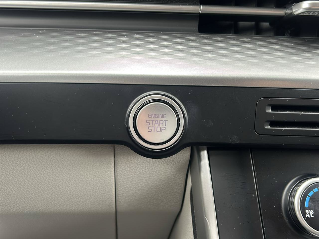 Used 2024 Kia Carnival LX FWD image 21