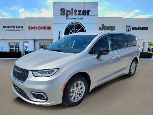 Used 2024 Chrysler Pacifica Touring-L image 4