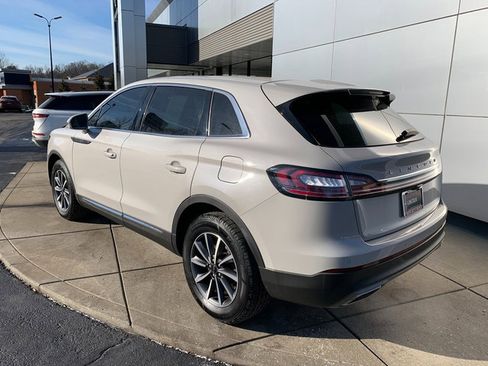 Used 2022 Lincoln Nautilus AWD image 3