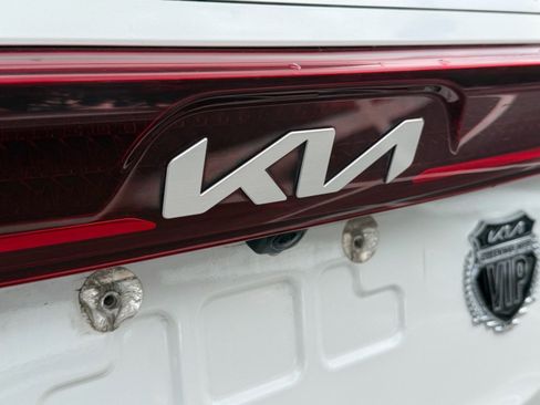 Used 2023 Kia Carnival EX FWD image 41