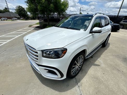 Used 2024 Mercedes-Benz GLS 580 4MATIC image 5