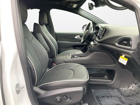 New 2026 Chrysler Pacifica Limited w/ S Appearance Package image 15