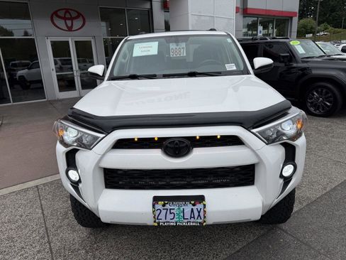 Used 2018 Toyota 4Runner SR5 AWD/4WD image 9