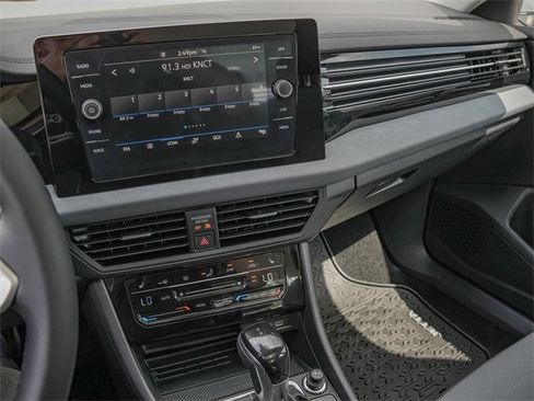 Certified 2025 Volkswagen Jetta SE image 11