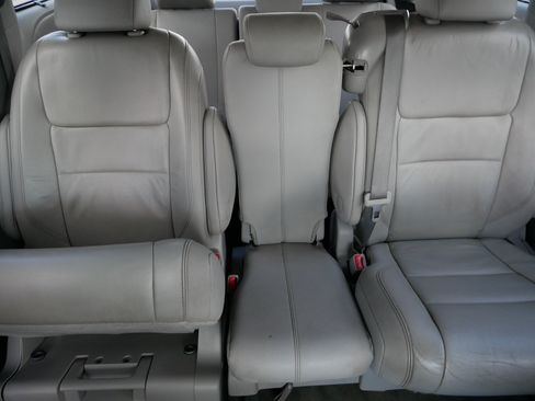 Used 2015 Toyota Sienna XLE w/ XLE Navigation Package FWD image 13