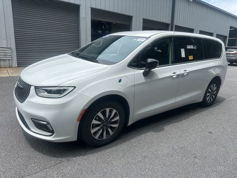 Used 2024 Chrysler Pacifica Limited FWD image 7