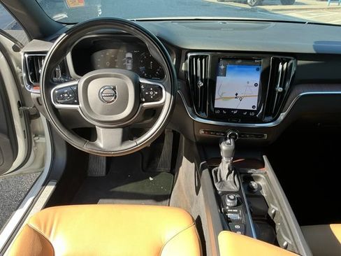 Used 2020 Volvo V60 T5 Momentum FWD image 12