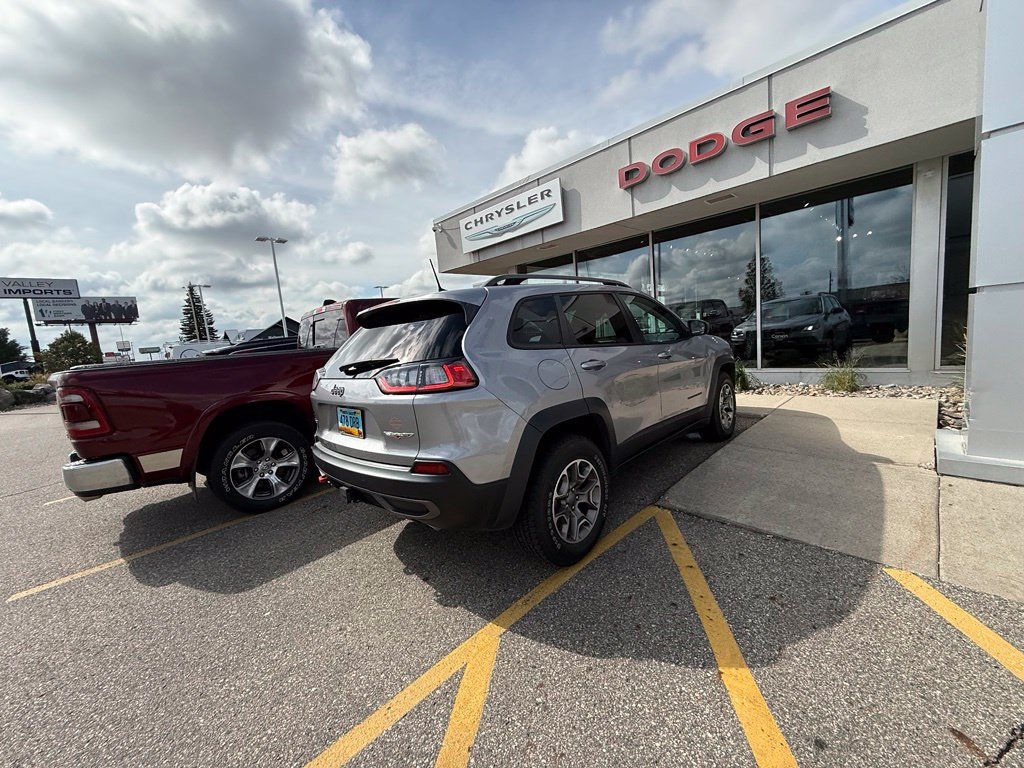 Used 2021 Jeep Cherokee Trailhawk AWD/4WD image 3