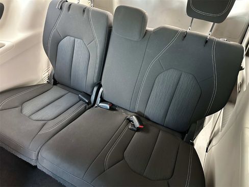 Used 2023 Chrysler Voyager LX image 12