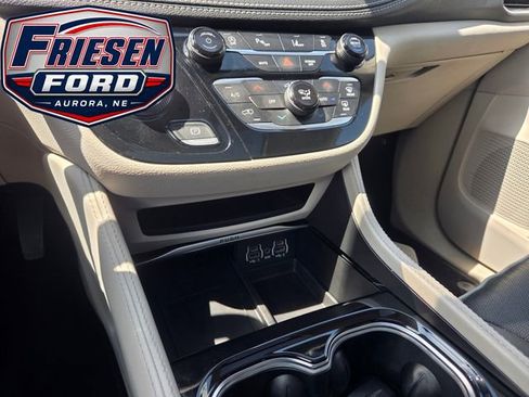 Used 2023 Chrysler Pacifica Limited FWD image 23
