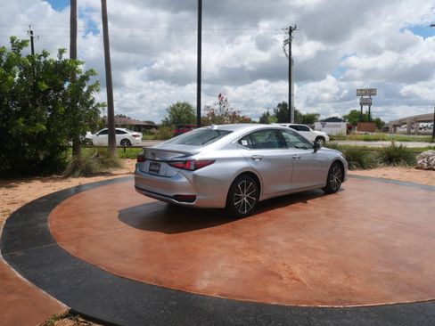 Used 2025 Lexus ES 300h w/ Premium Package image 2