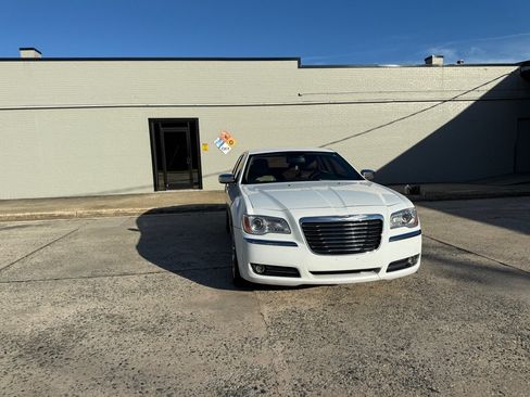 Used 2011 Chrysler 300 Limited RWD image 3