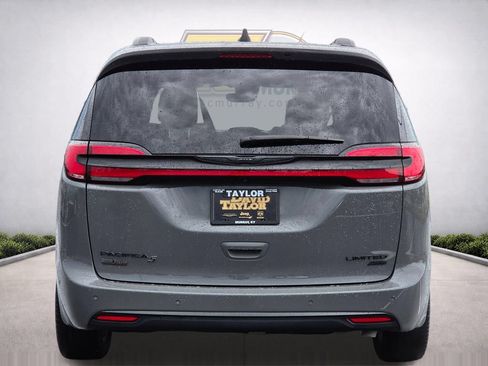Used 2025 Chrysler Pacifica Limited AWD/4WD image 6