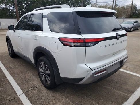 Used 2025 Nissan Pathfinder SL image 9