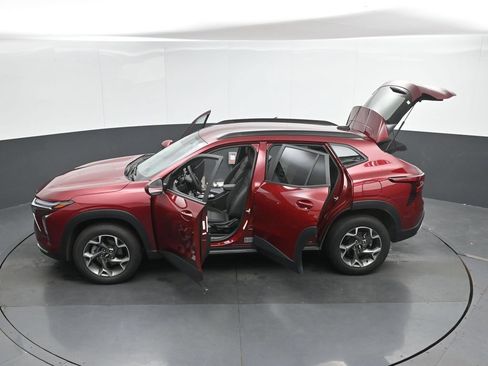 Used 2025 Chevrolet Trax LT FWD image 50
