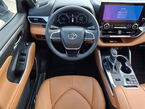 New 2026 Toyota Highlander Platinum image 11