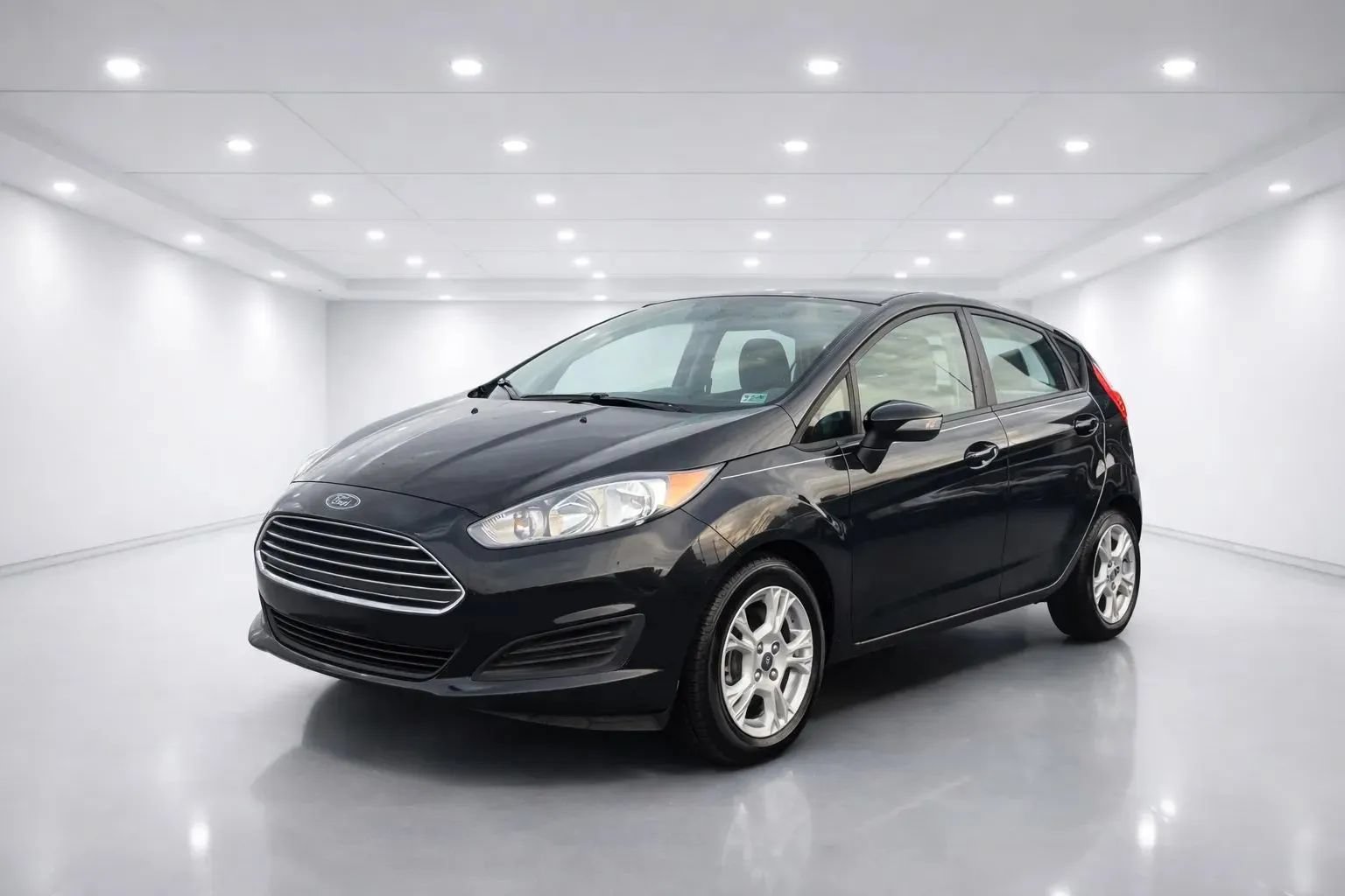 Used 2015 Ford Fiesta SE FWD image 1